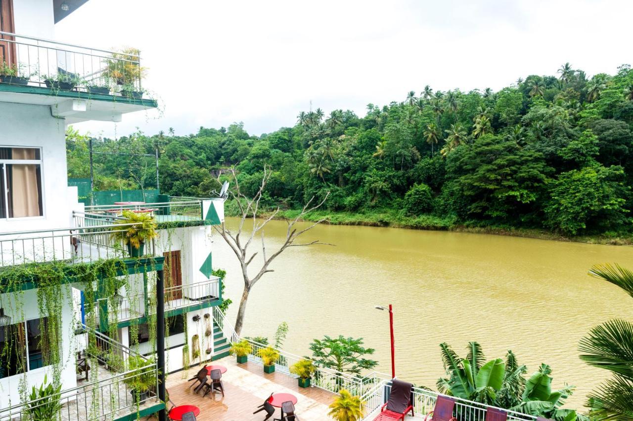 Kandy Riverside Villa Exteriör bild